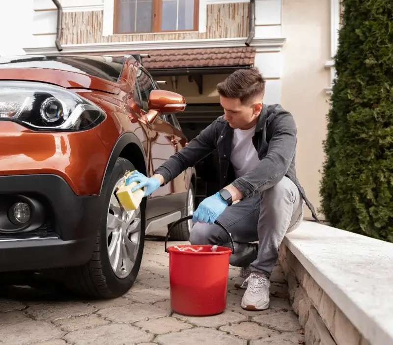 Lavage auto à domicile Saint-Victor-l'Abbaye : professionnel intervenant sur un véhicule